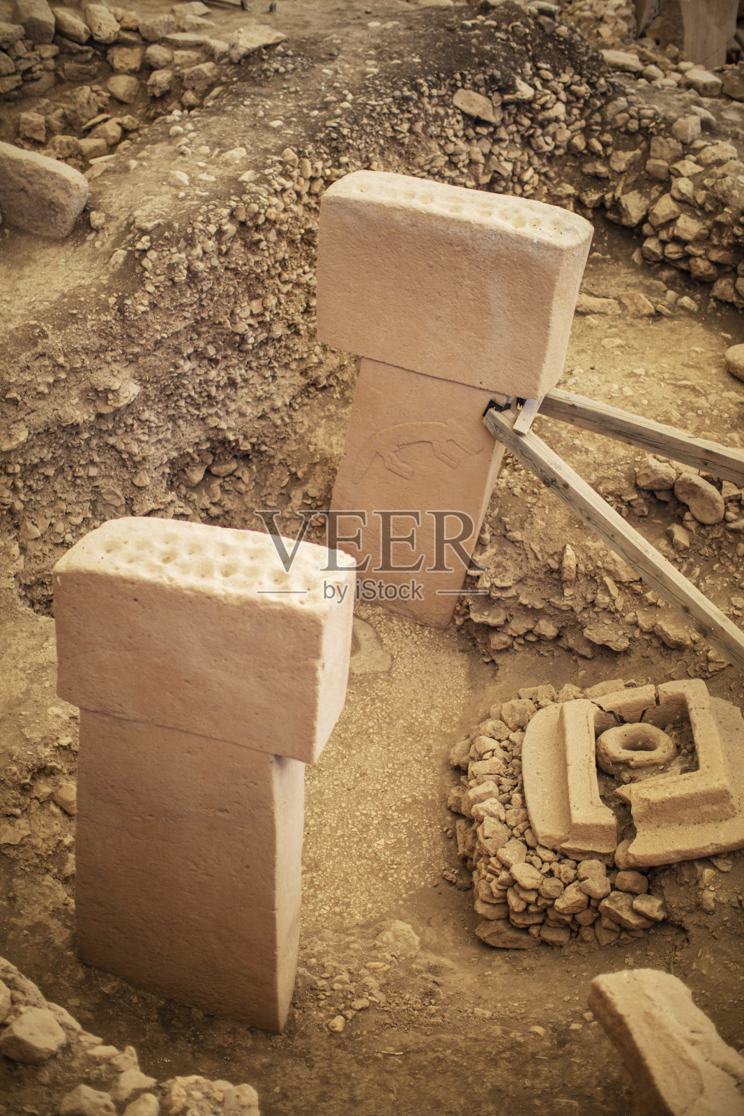 哥贝克力山丘在土耳其语中的意思是“Potbelly山”，是安纳托利亚东南部的一处考古遗址，距今有1.2万年前。土耳其Sanliurfa哥贝克莱特佩考古遗址。照片摄影图片