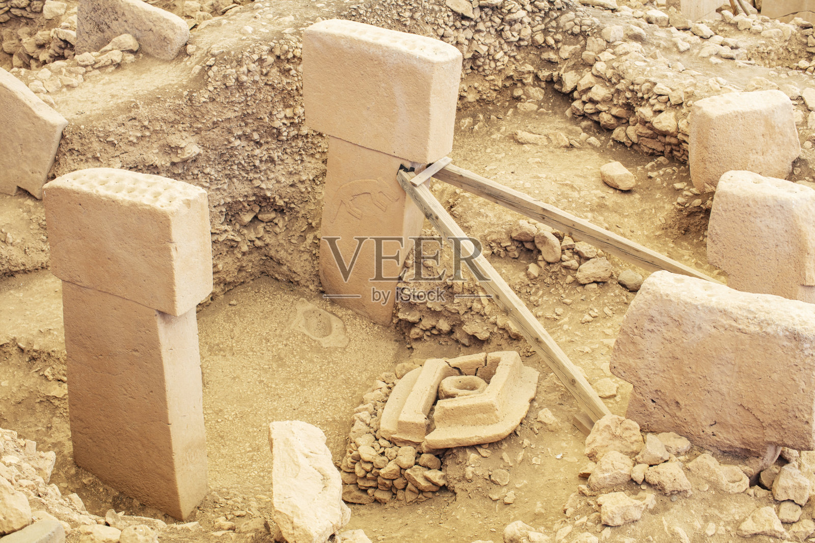 哥贝克力山丘在土耳其语中的意思是“Potbelly山”，是安纳托利亚东南部的一处考古遗址，距今有1.2万年前。土耳其Sanliurfa哥贝克莱特佩考古遗址。照片摄影图片