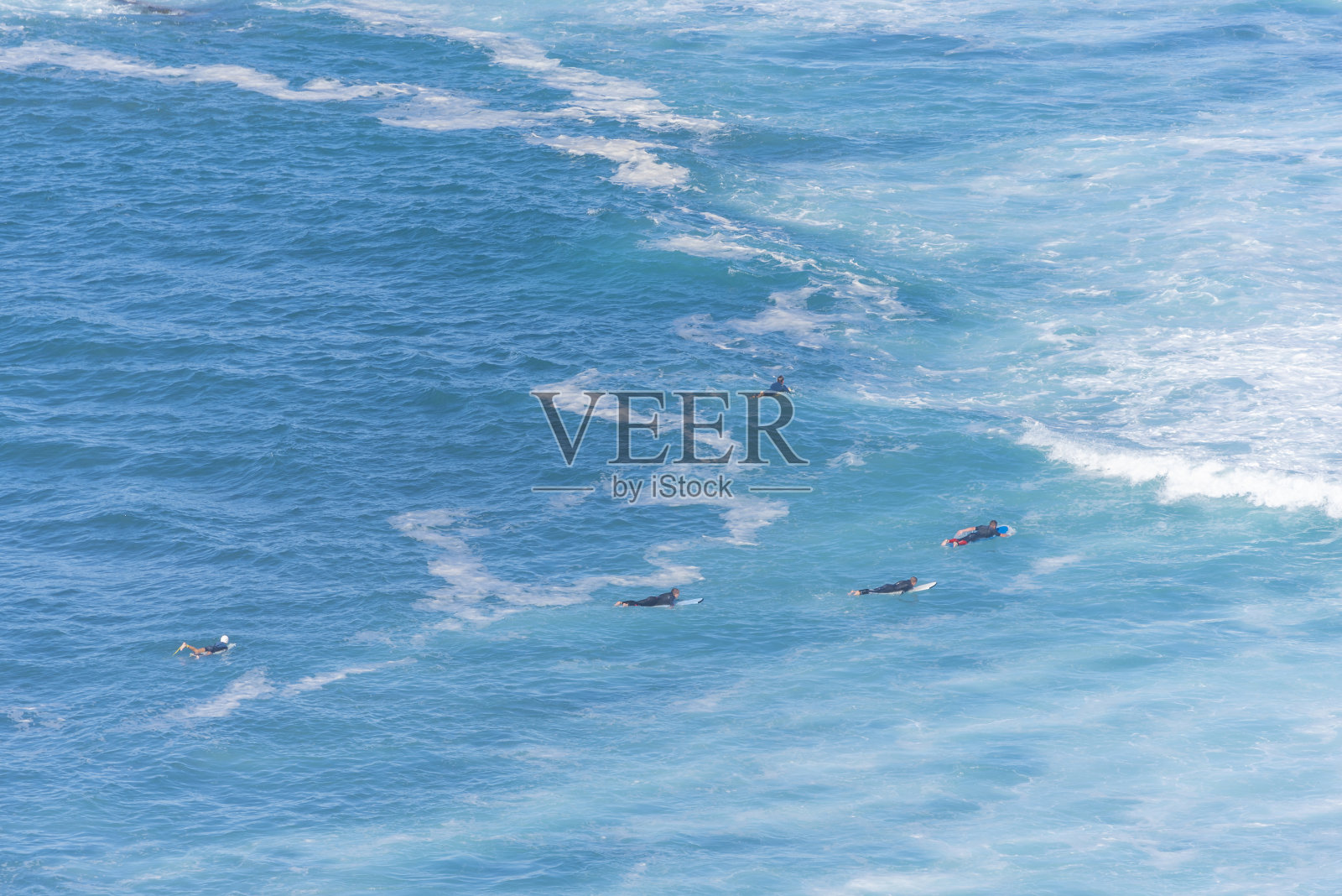 冲浪的人。照片摄影图片