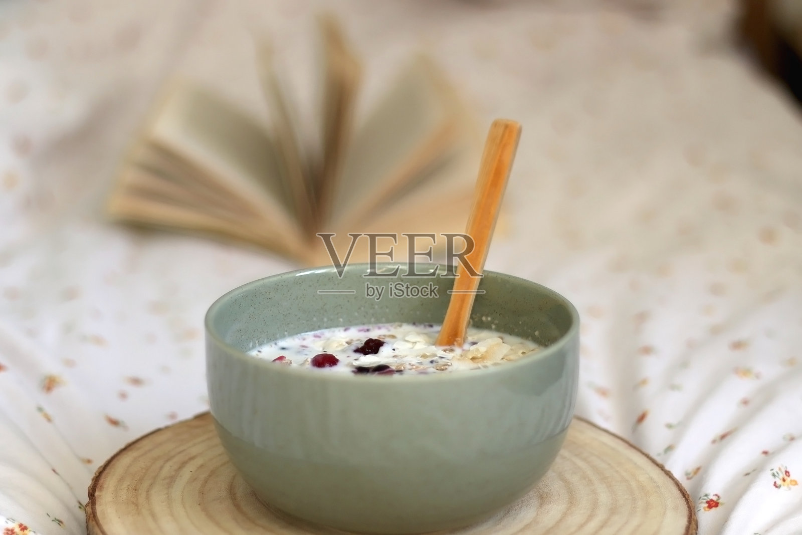 早餐碗和书照片摄影图片