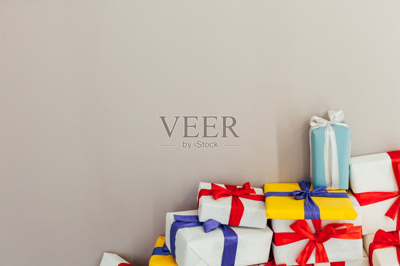 节日生日礼物新年灰色背景照片摄影图片