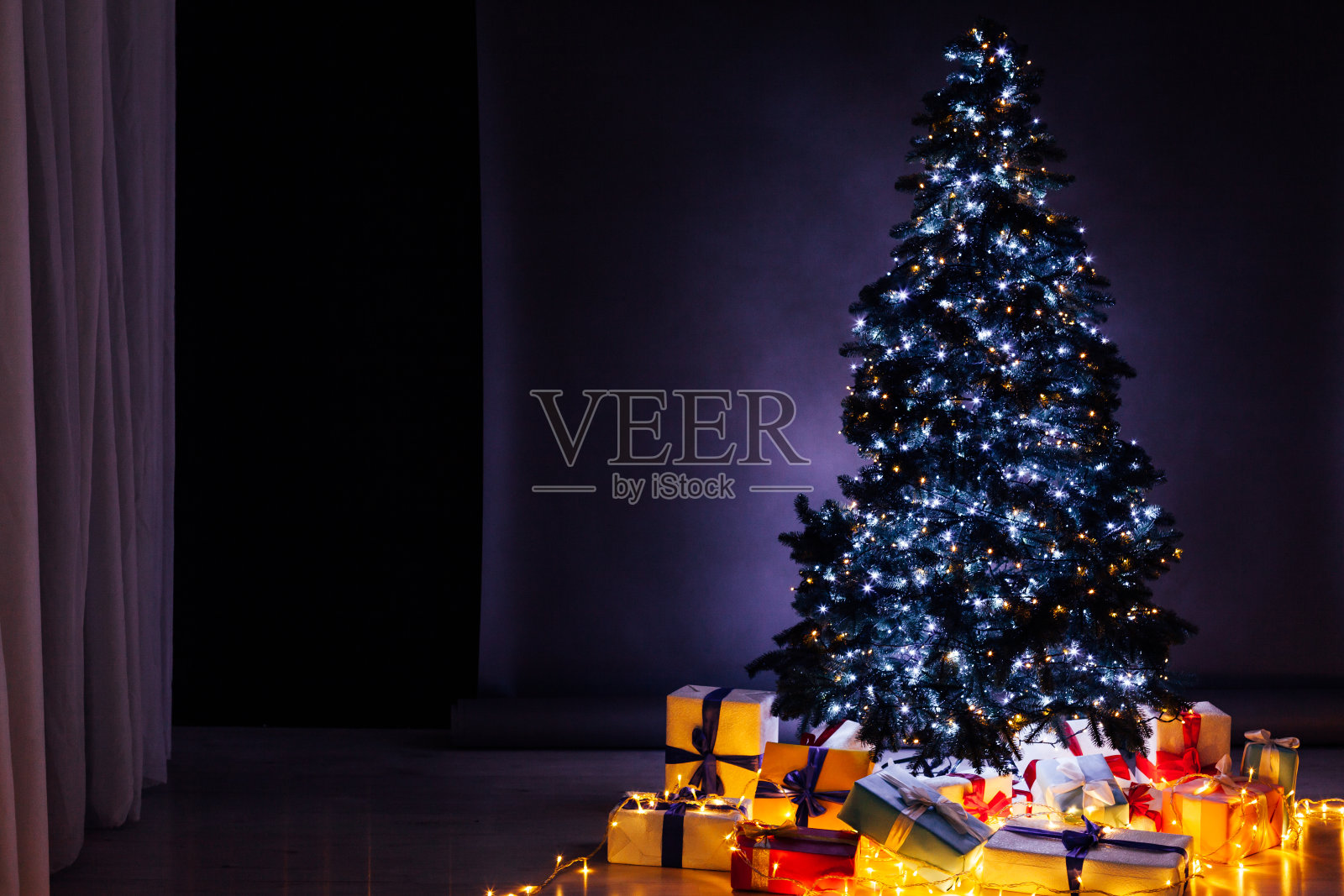 圣诞树花环灯与新年节日礼物12月室内照片摄影图片