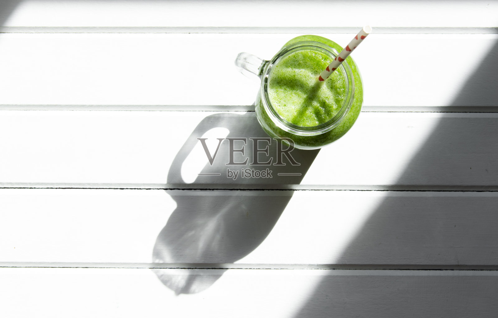 玻璃杯里的健康绿色奶昔照片摄影图片