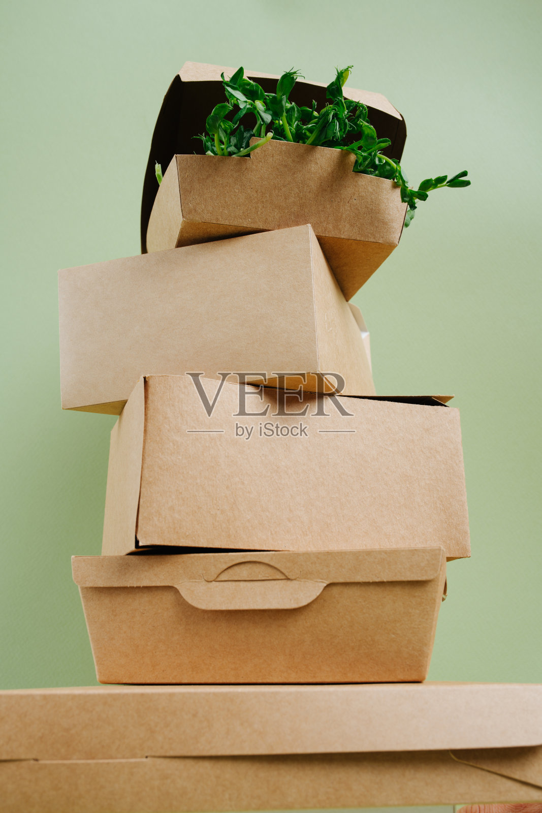 盒子上装满了绿色环保的一次性纸制食品盒照片摄影图片