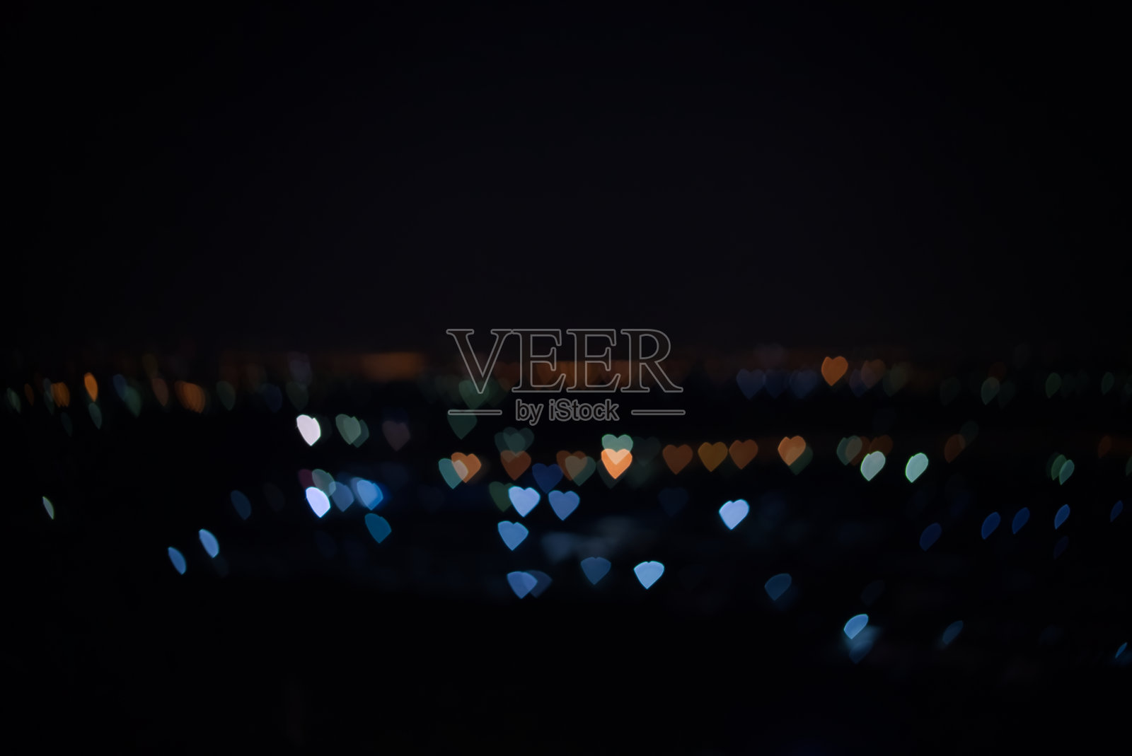 心型散景城夜灯以黑色为背景照片摄影图片