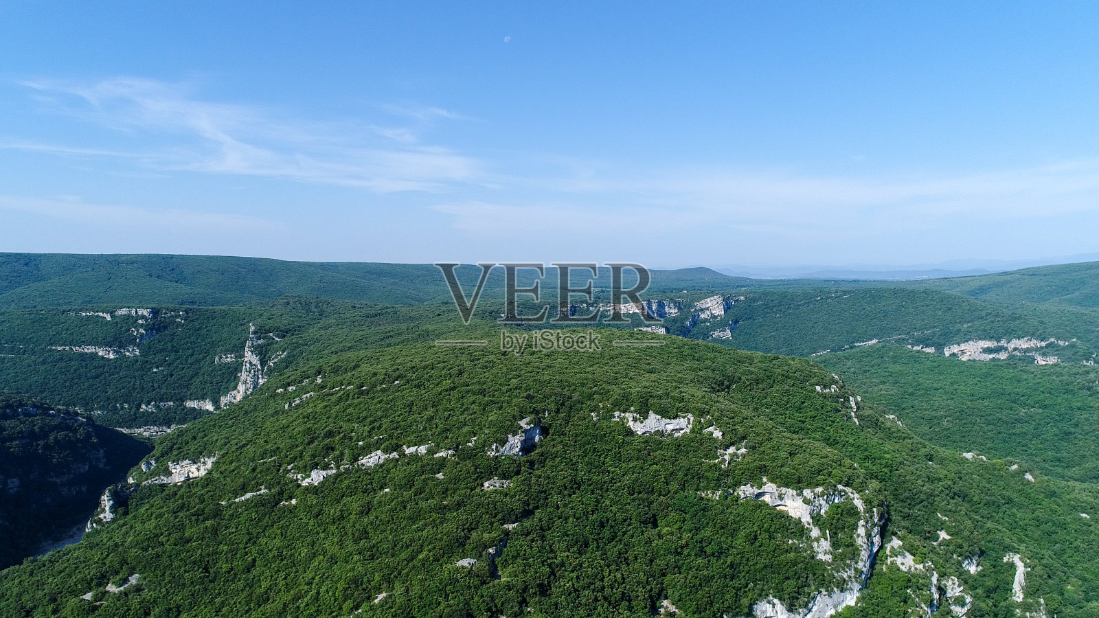 从空中俯瞰法国的Ardèche峡谷照片摄影图片