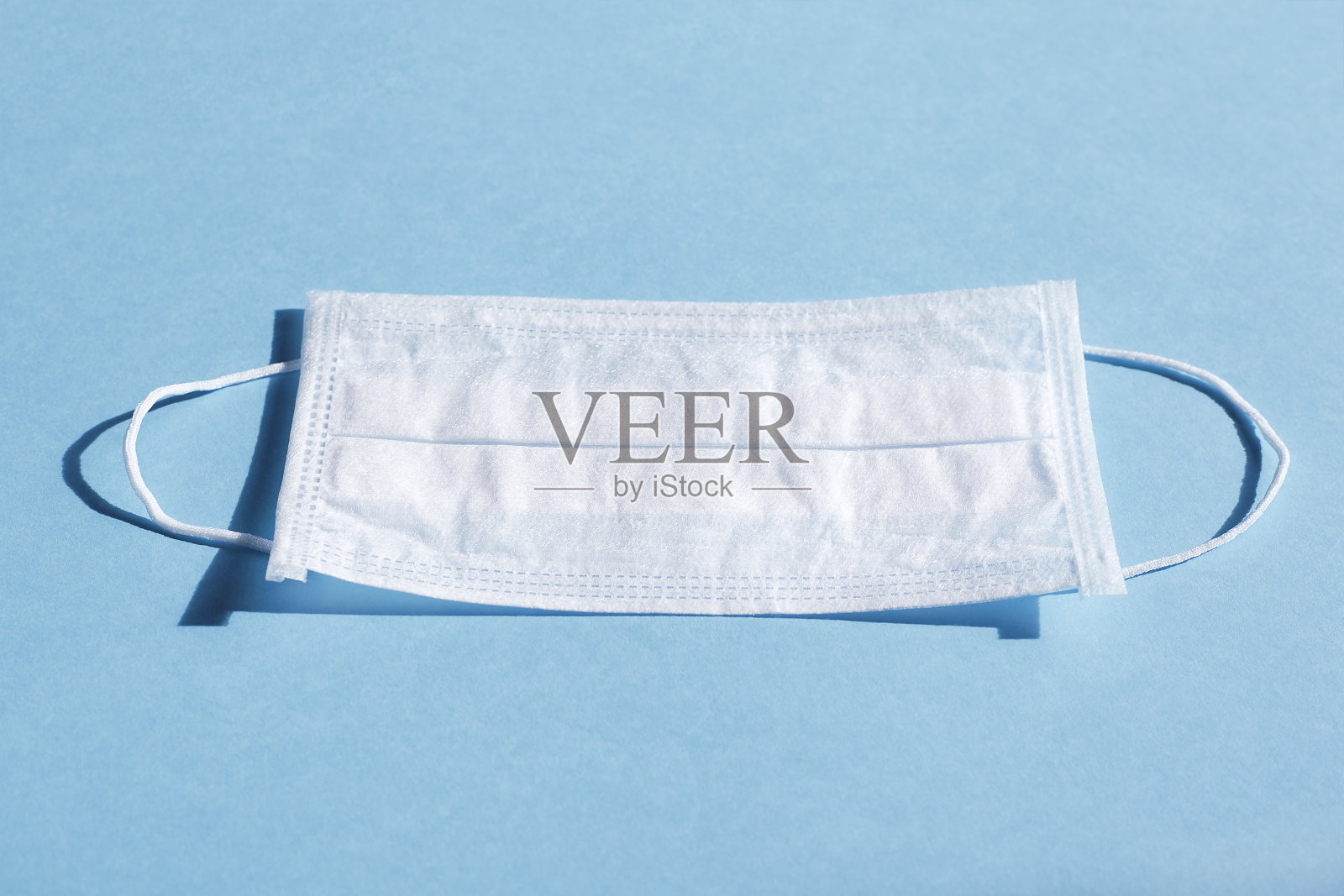 医学的面具。医用外科口罩防止病毒感染的防护口罩。一次性口罩。隔离。照片摄影图片