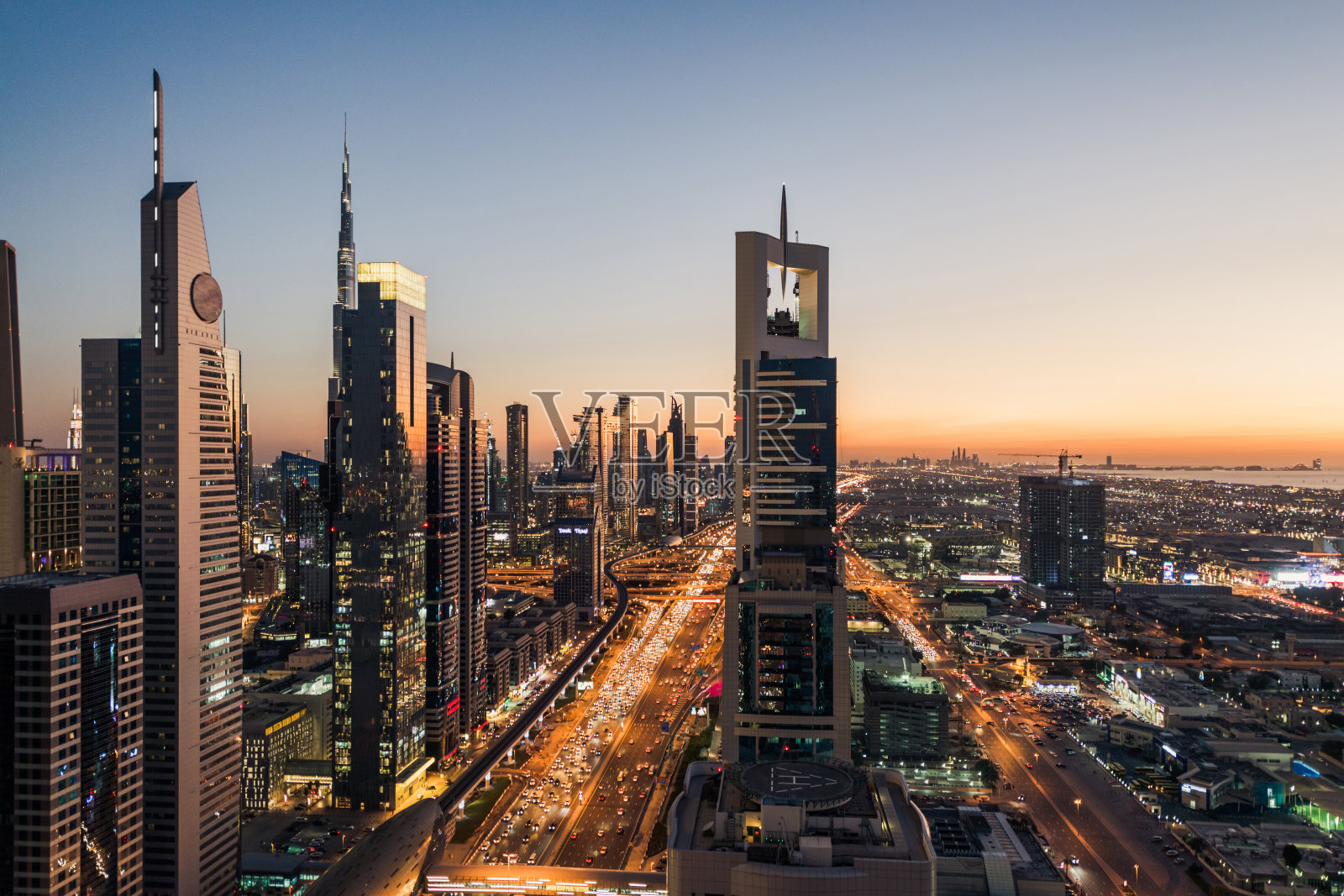 迪拜天际线黄昏时分的航拍景色照片摄影图片