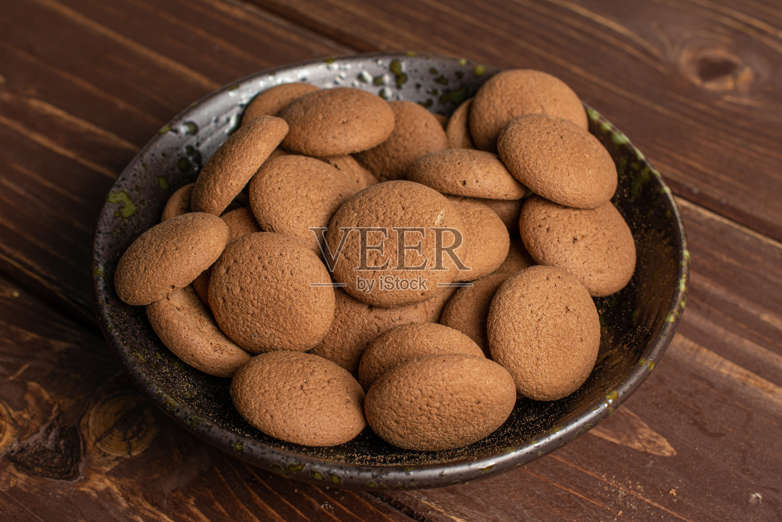 棕色木头上的巧克力海绵饼干照片摄影图片