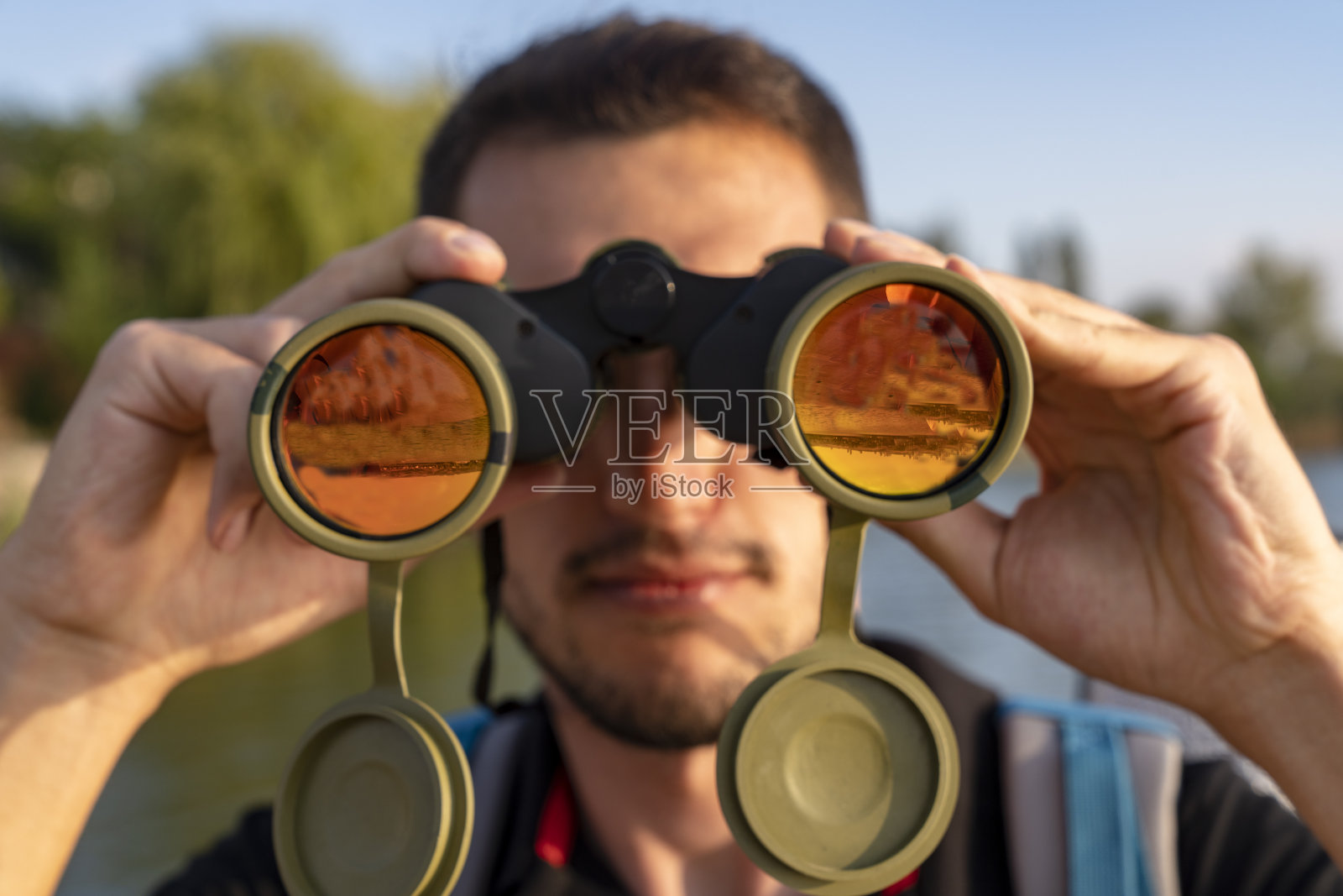 年轻的旅行者用双筒望远镜观察大自然照片摄影图片