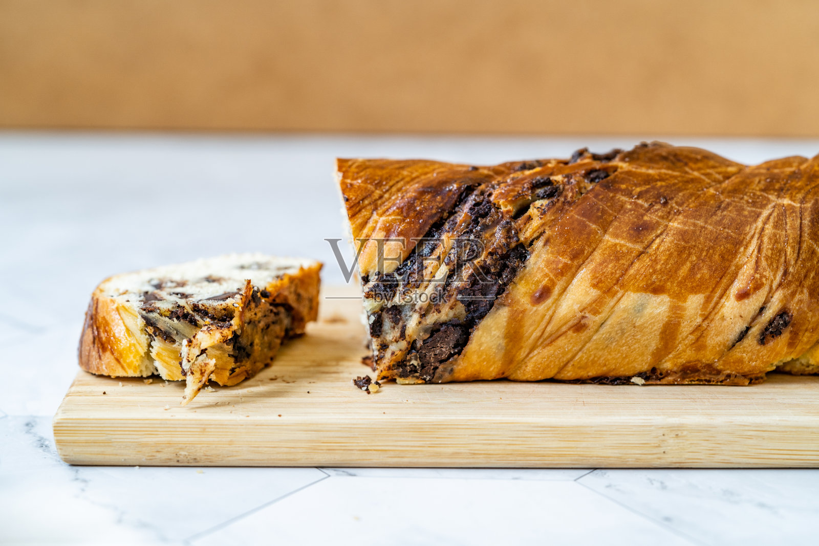 甜蜜的自制巧克力Babka面包蛋糕/ Cozonac漩涡酸面包Brioche。照片摄影图片