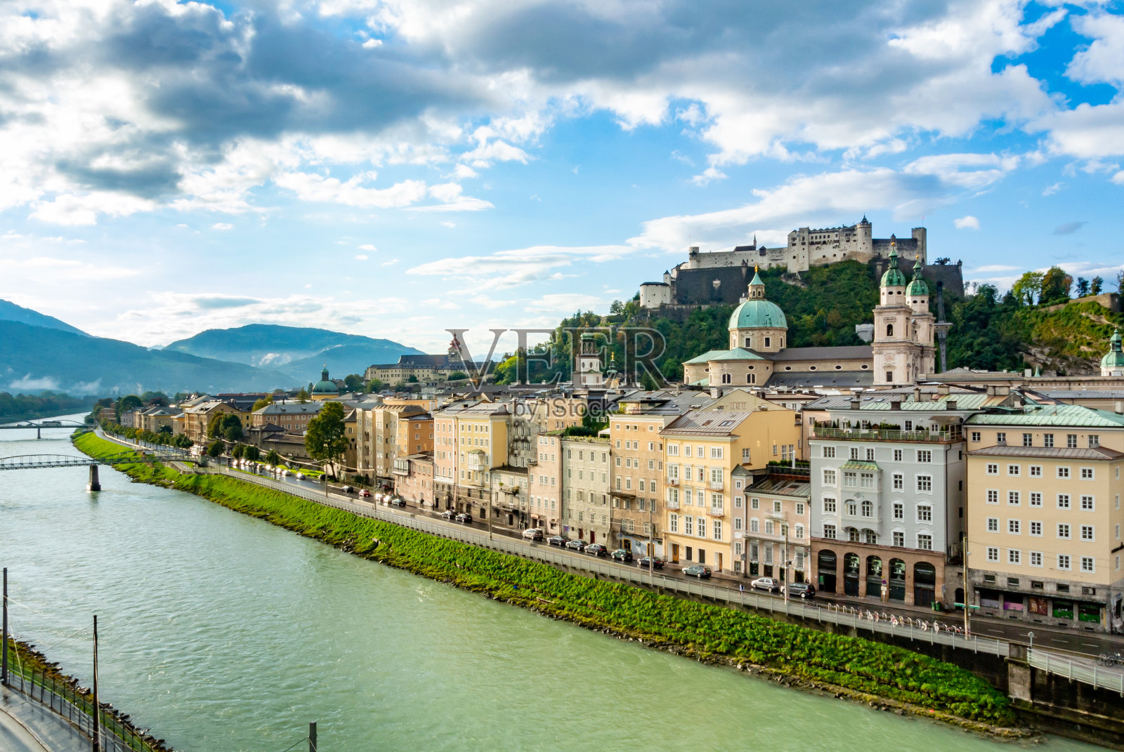 萨尔茨堡的历史小镇，秋天的早晨萨尔扎克河，奥地利照片摄影图片