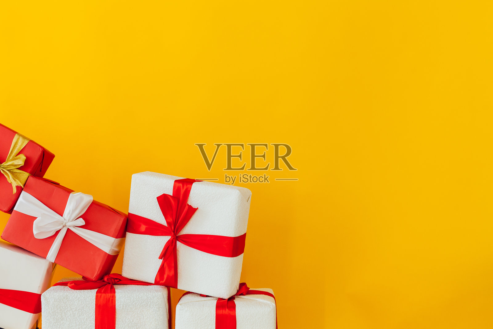 黄色背景上的圣诞生日礼物照片摄影图片