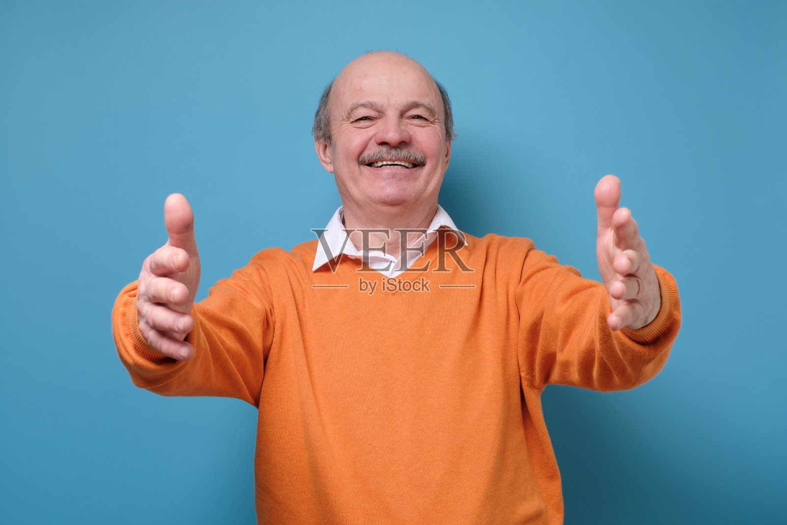 西班牙老男人把手伸向镜头，想要拥抱照片摄影图片