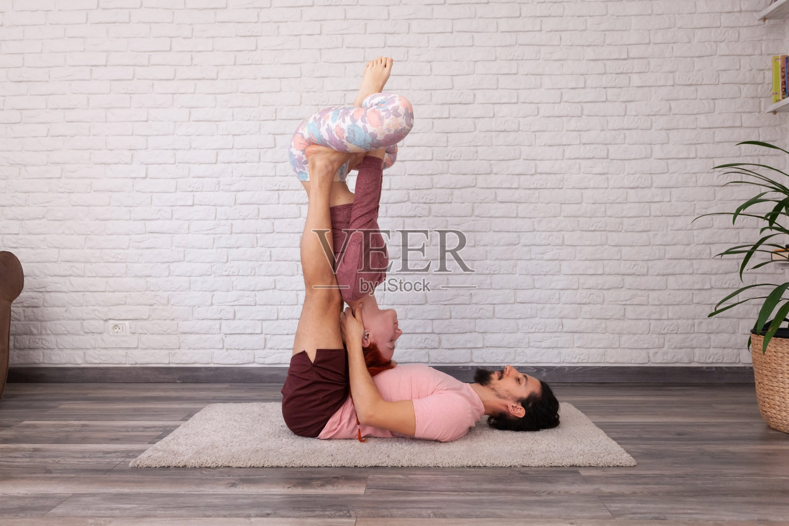 在家里玩acroyoga照片摄影图片