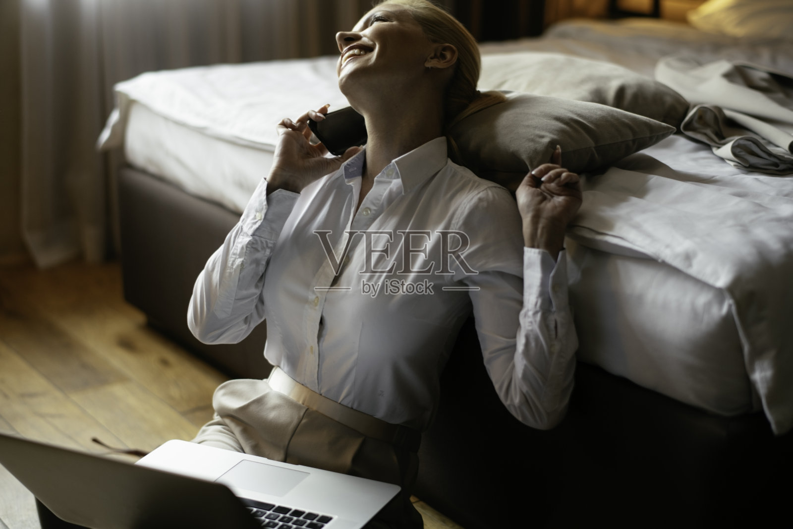 在酒店工作的漂亮姑娘。照片摄影图片