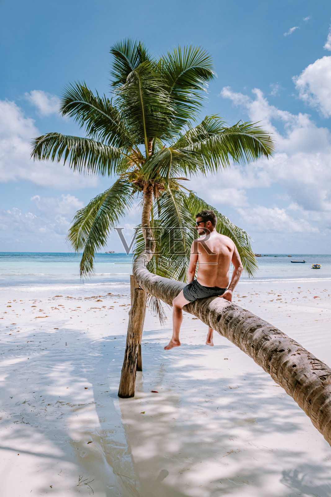 塞舌尔的拉迪戈，在热带岛屿拉迪戈度假的年轻男子，在热带海滩塞舌尔度假的中年男子照片摄影图片
