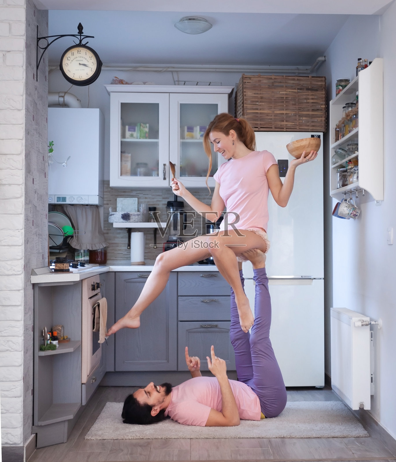 在家里玩acroyoga照片摄影图片