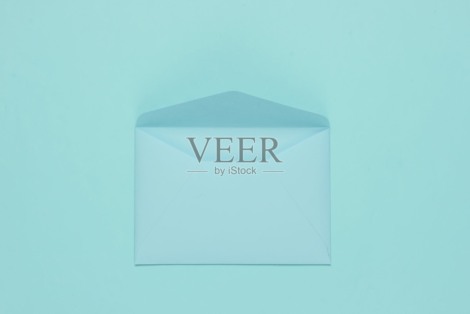 打开信封的蓝色，柔和的颜色。平躺模型情人节，婚礼或生日。俯视图照片摄影图片