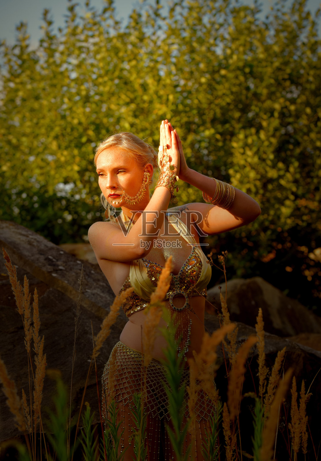 祈祷的金色美人照片摄影图片