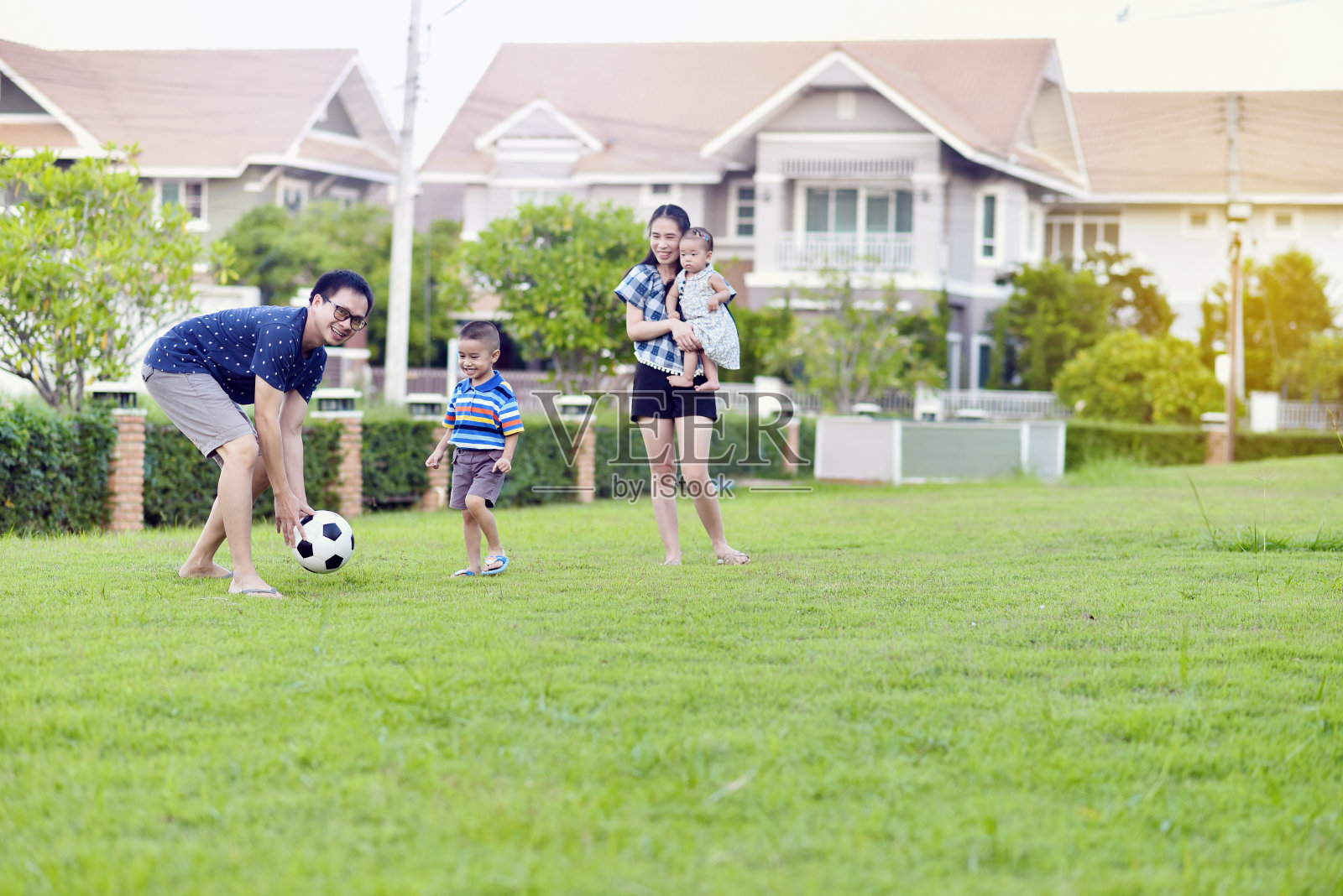 亚洲家庭在花园里的肖像照片摄影图片