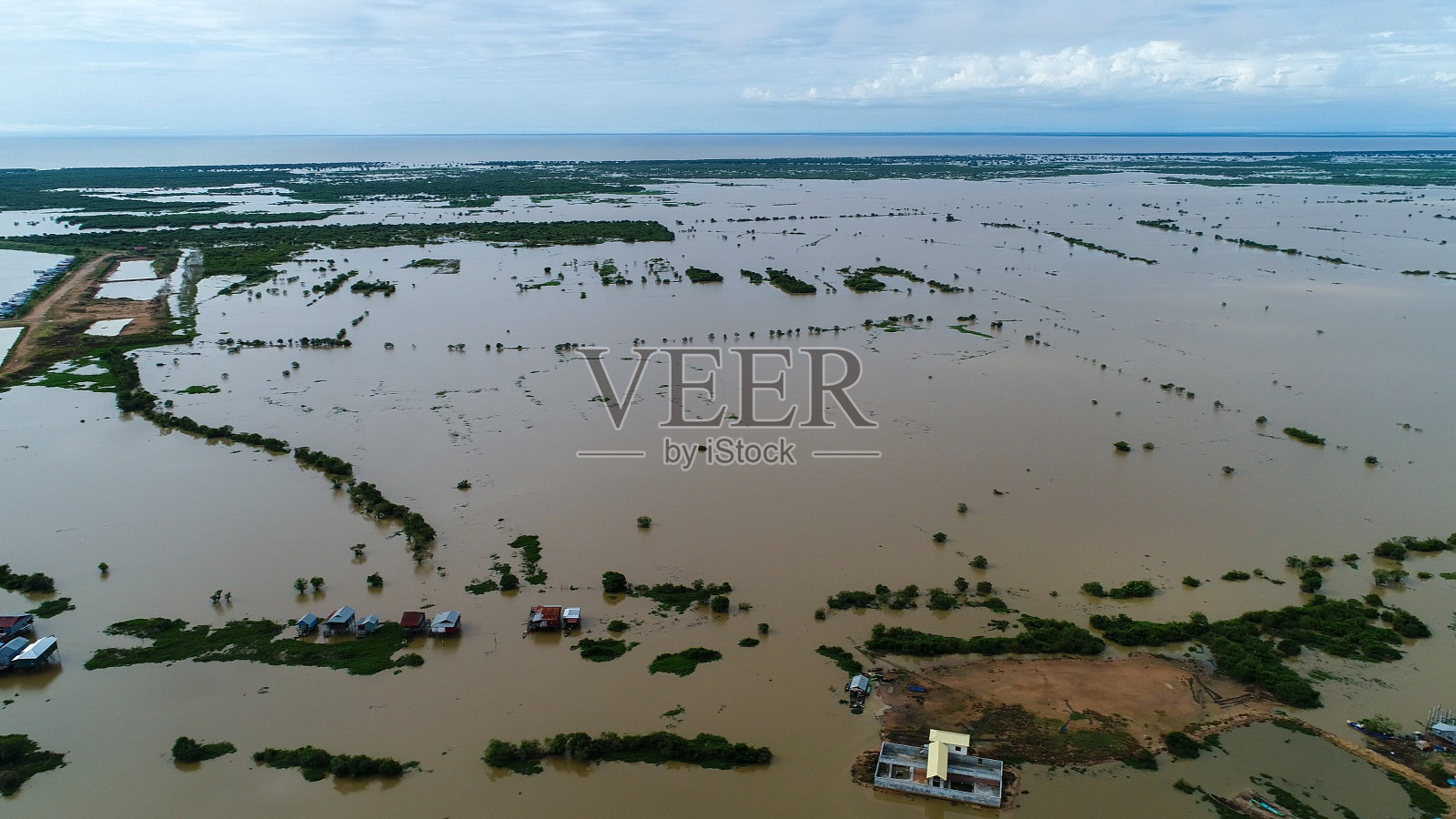 从空中俯瞰柬埔寨暹粒附近的浮动农场和渔村照片摄影图片
