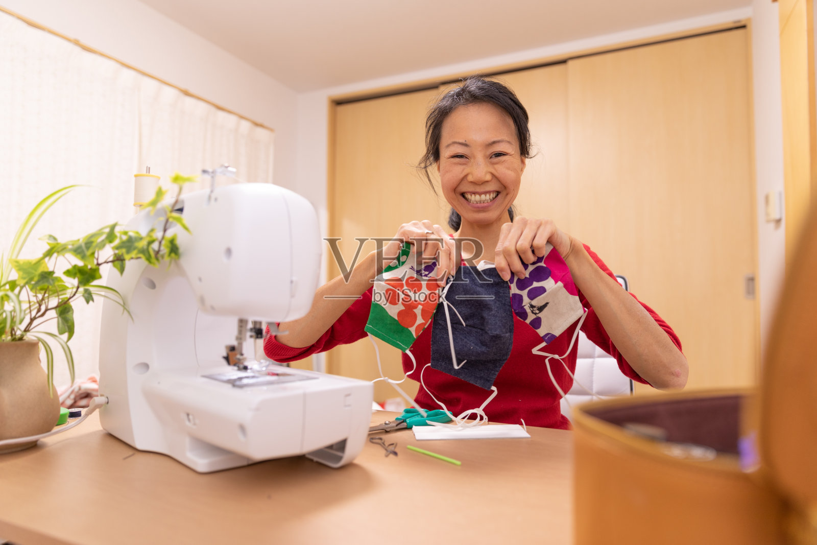 一名日本妇女在家里制作面具照片摄影图片