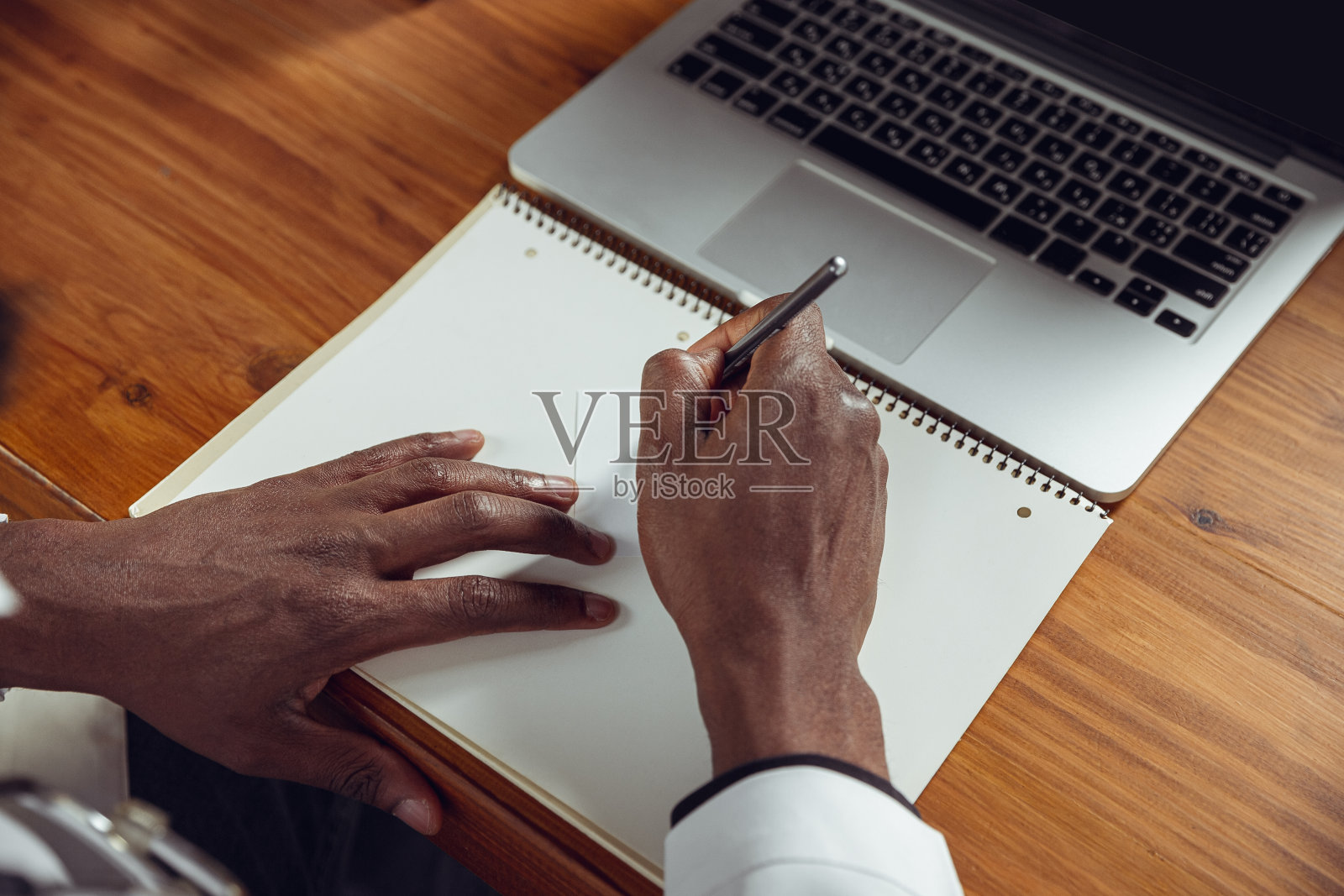 非裔美国医生为病人咨询，在内阁工作，近距离照片摄影图片