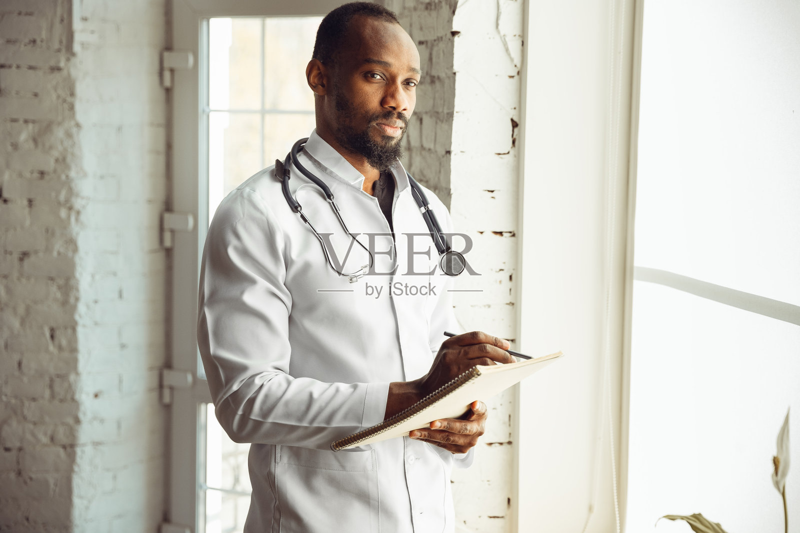 非裔美国医生咨询，在内阁工作，特写照片摄影图片