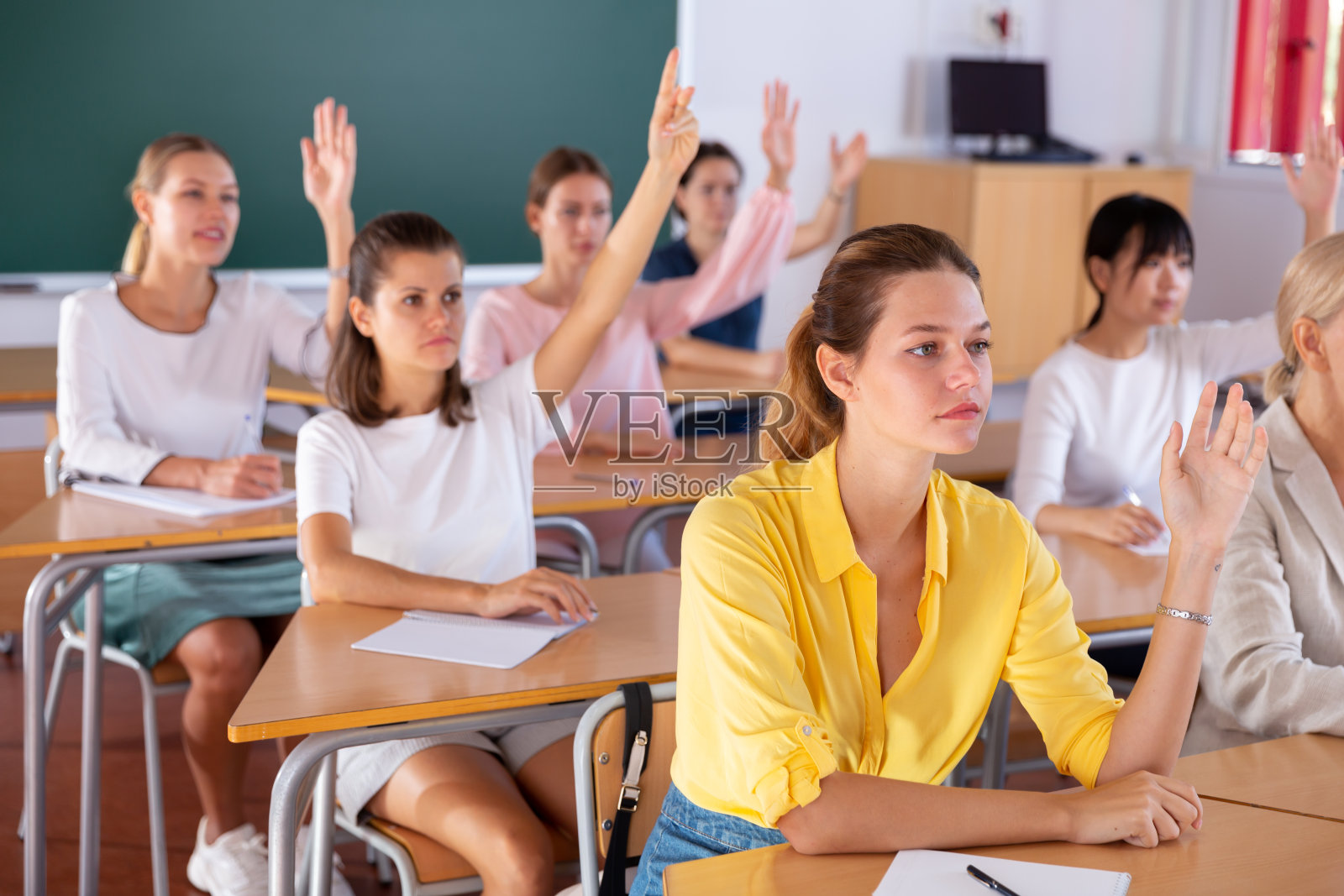 学生举手回答问题照片摄影图片