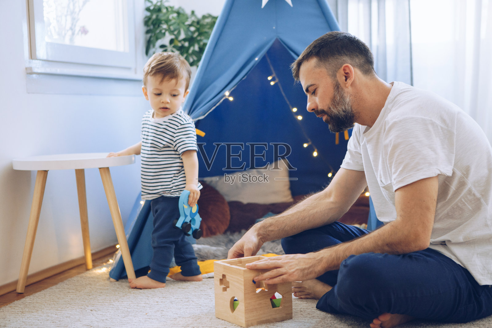 父亲和儿子玩照片摄影图片