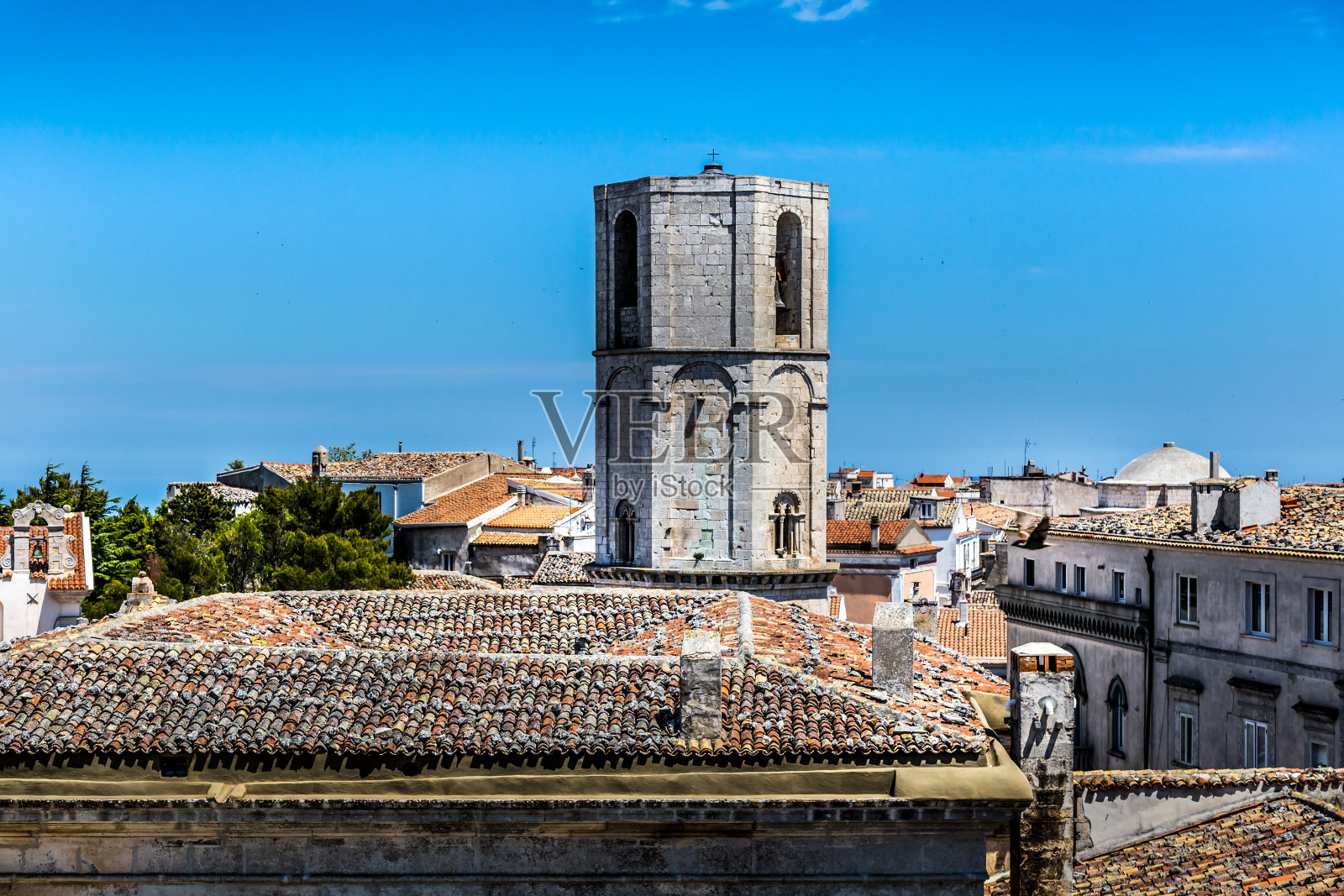这是一个历史悠久的朝圣小镇照片摄影图片