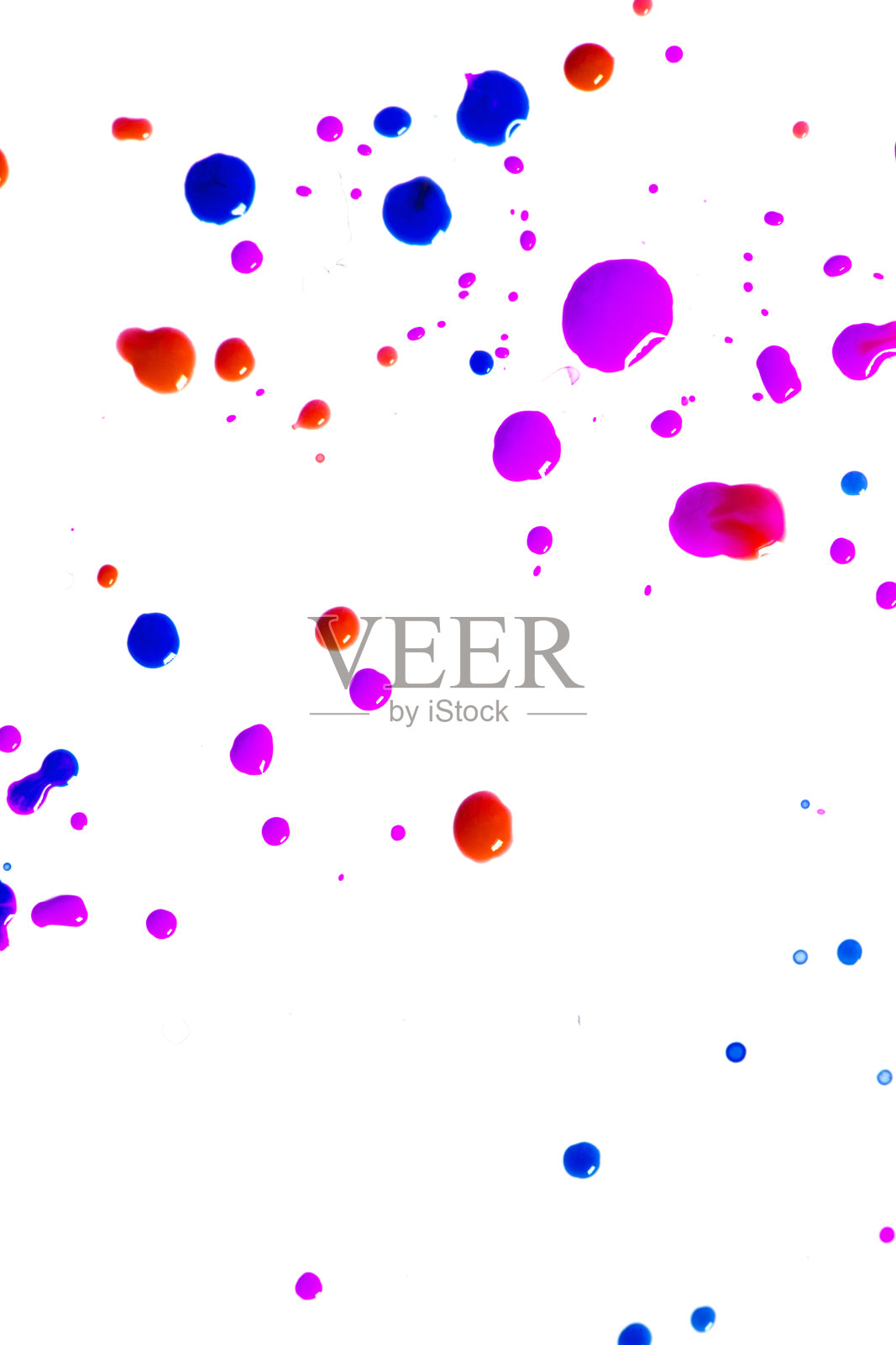 近距离的彩色飞溅油漆斑点在白纸上为抽象背景照片摄影图片