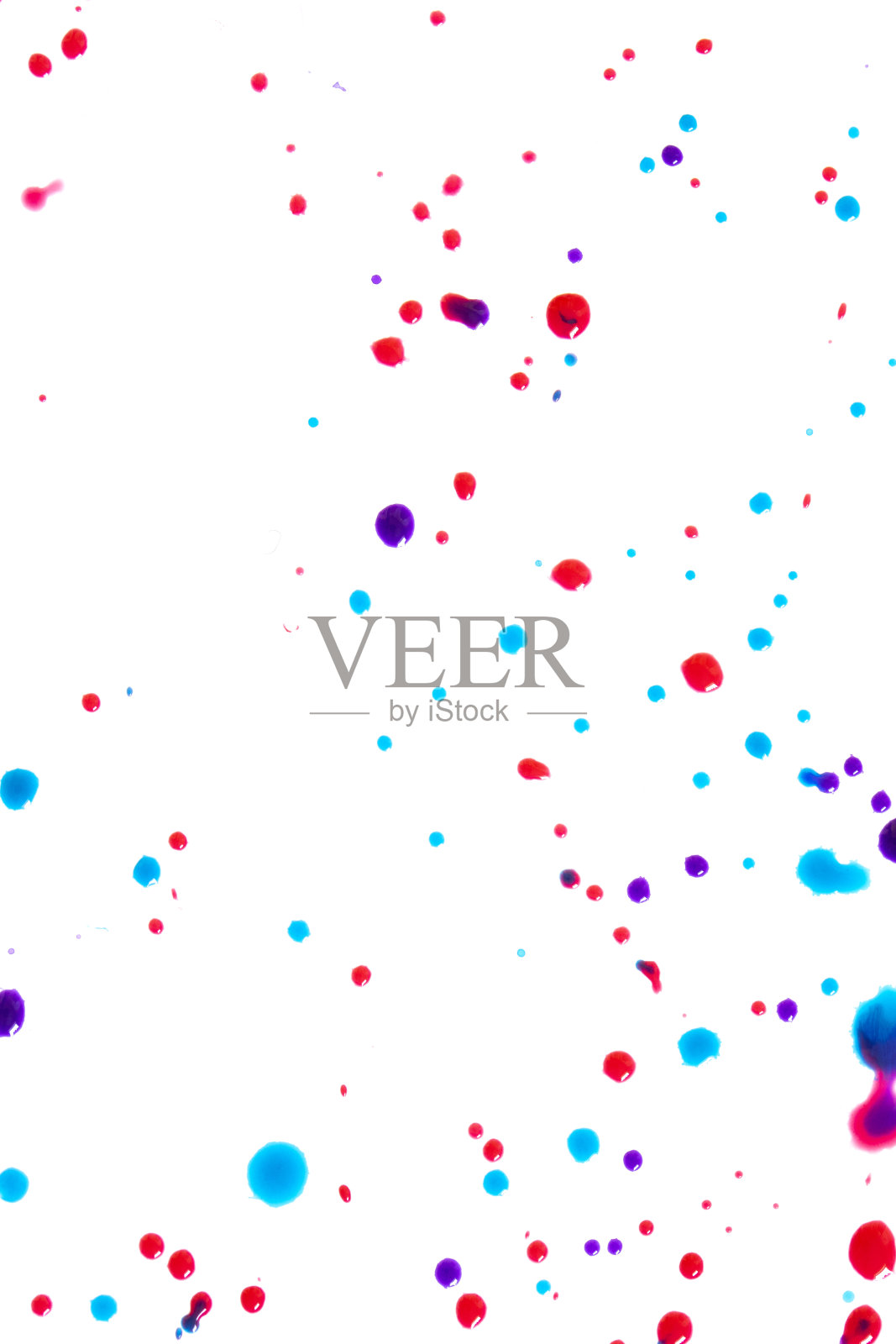 近距离的彩色飞溅油漆斑点在白纸上为抽象背景照片摄影图片