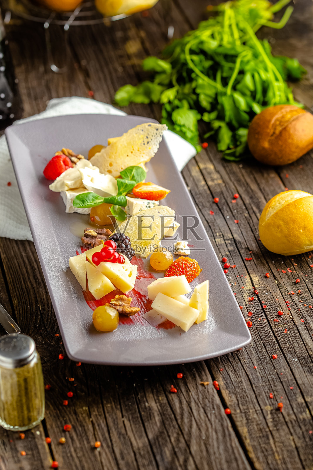 乡村木制背景，顶部和侧面，奶酪切，新鲜香草，浆果，面包照片摄影图片