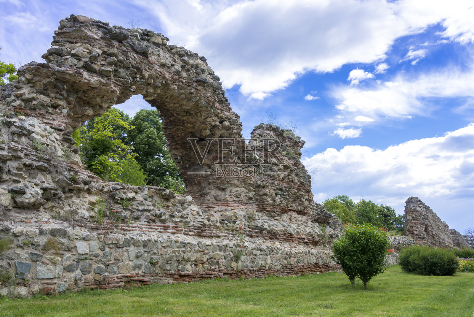 罗马戴克里先奥波利斯城防御工事的遗迹照片摄影图片
