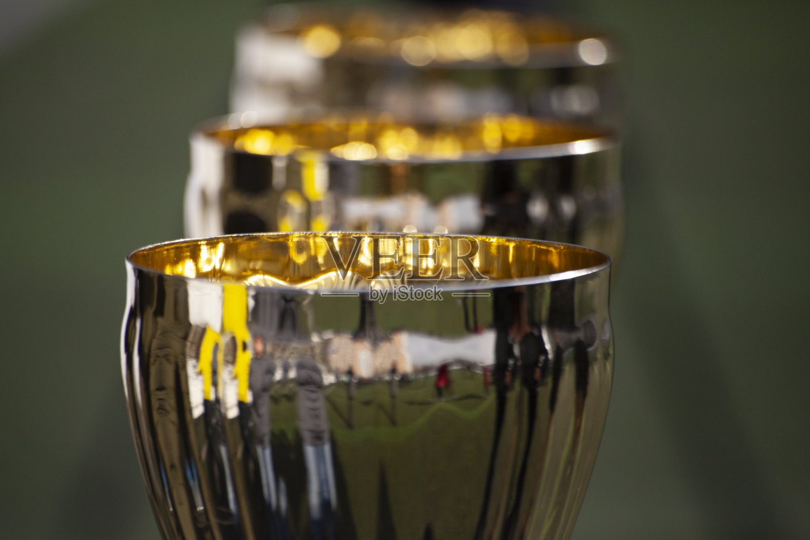 足球运动员的冠军杯。照片摄影图片