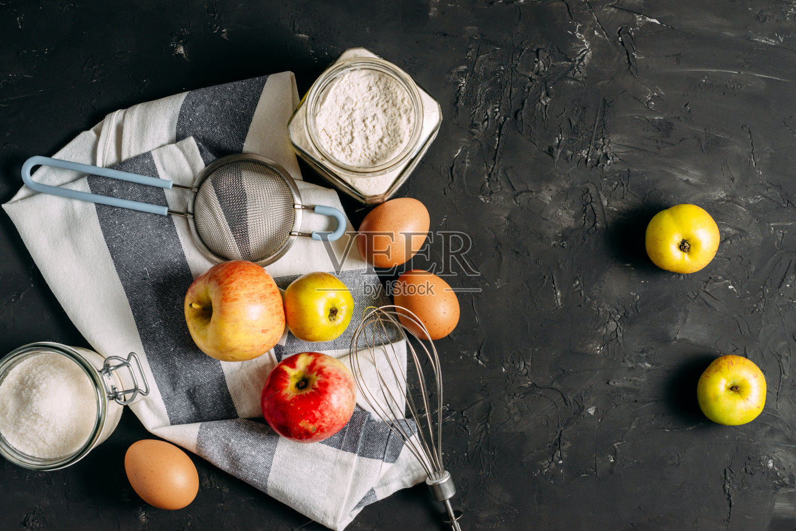 秋天的苹果派。配料和烹饪。苹果，鸡蛋，面粉，糖。在一个深色的木制背景与复制空间。俯视图照片摄影图片