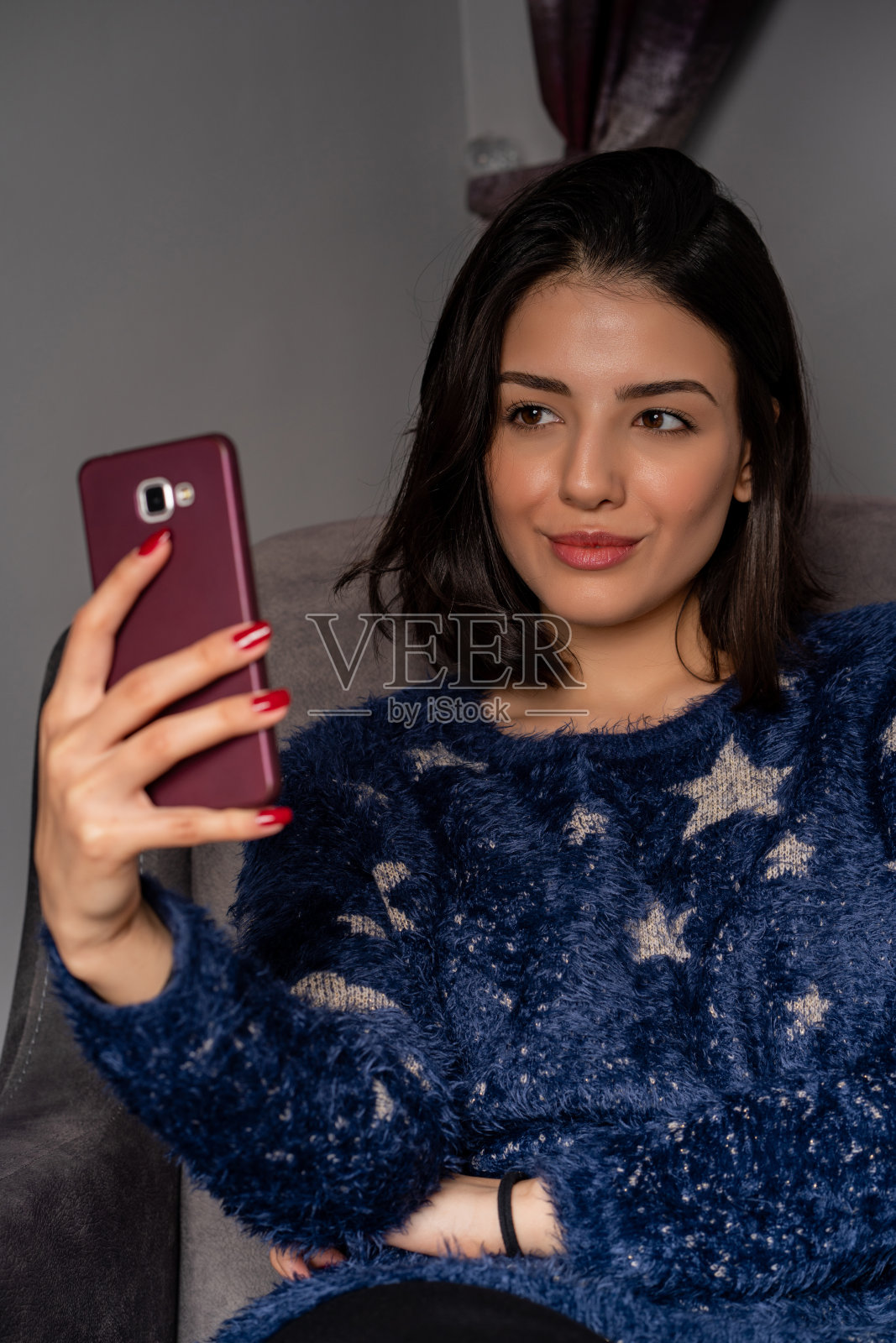 隔离期间在家自拍的年轻女人照片摄影图片