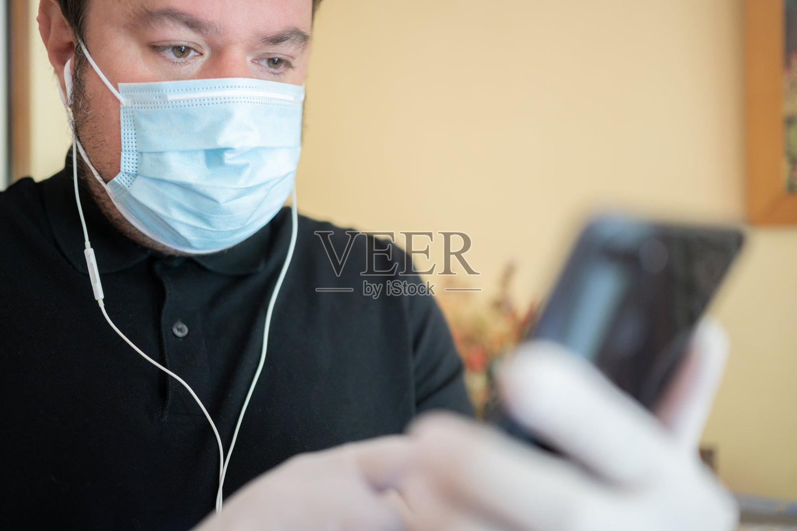 隔离期间戴着卫生手套的男人与父母视频通话照片摄影图片