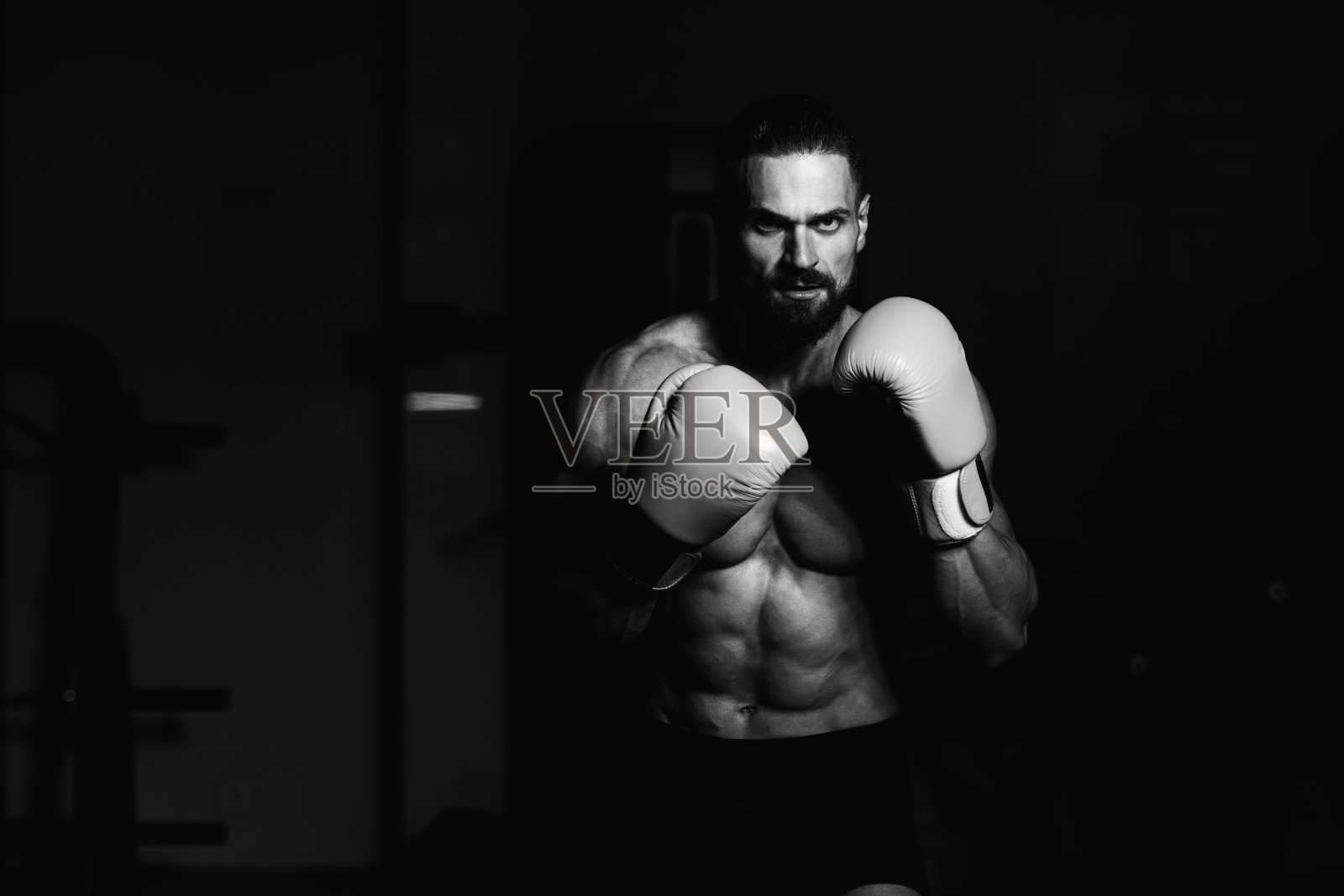 帅哥在健身房拳击照片摄影图片