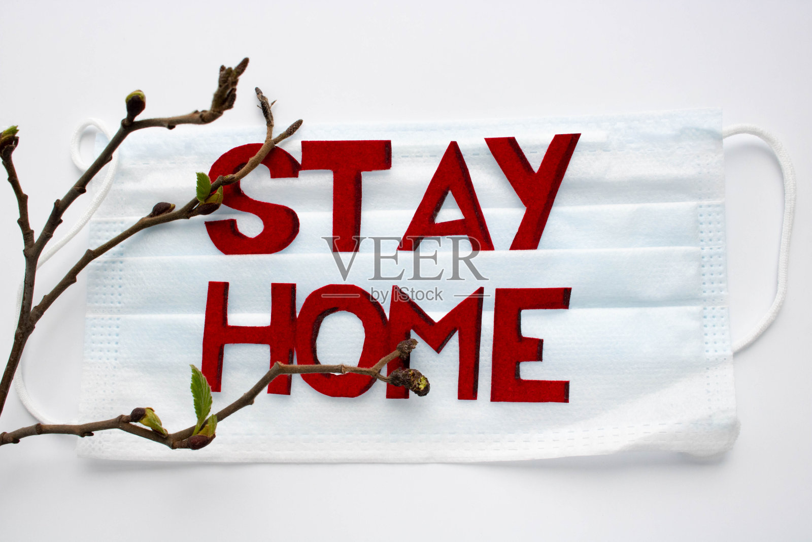 带着呼吸面罩的字呆在家里。居家自我隔离的概念是预防冠状病毒的一种措施照片摄影图片