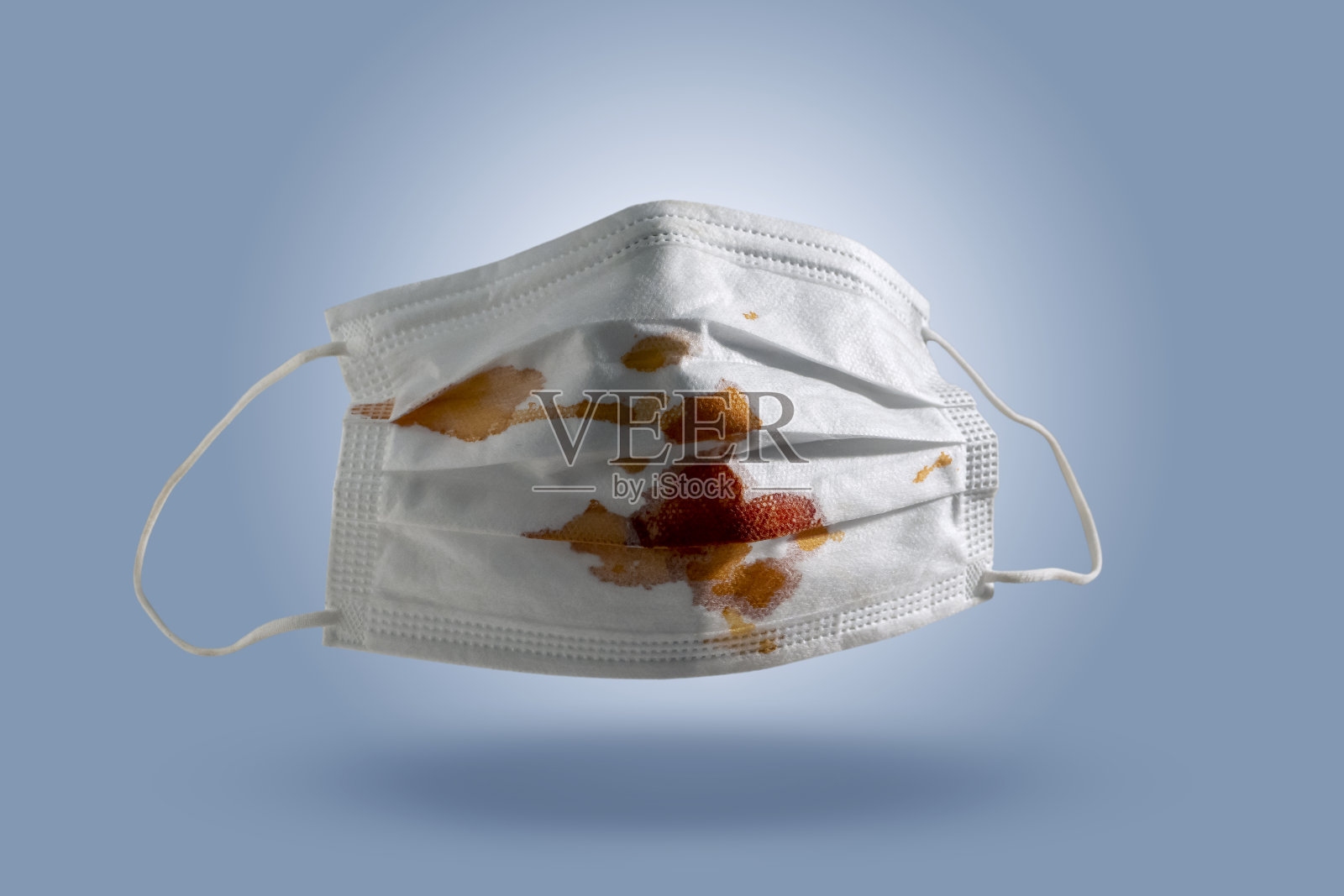 使用过的医用口罩造成的污染。照片摄影图片