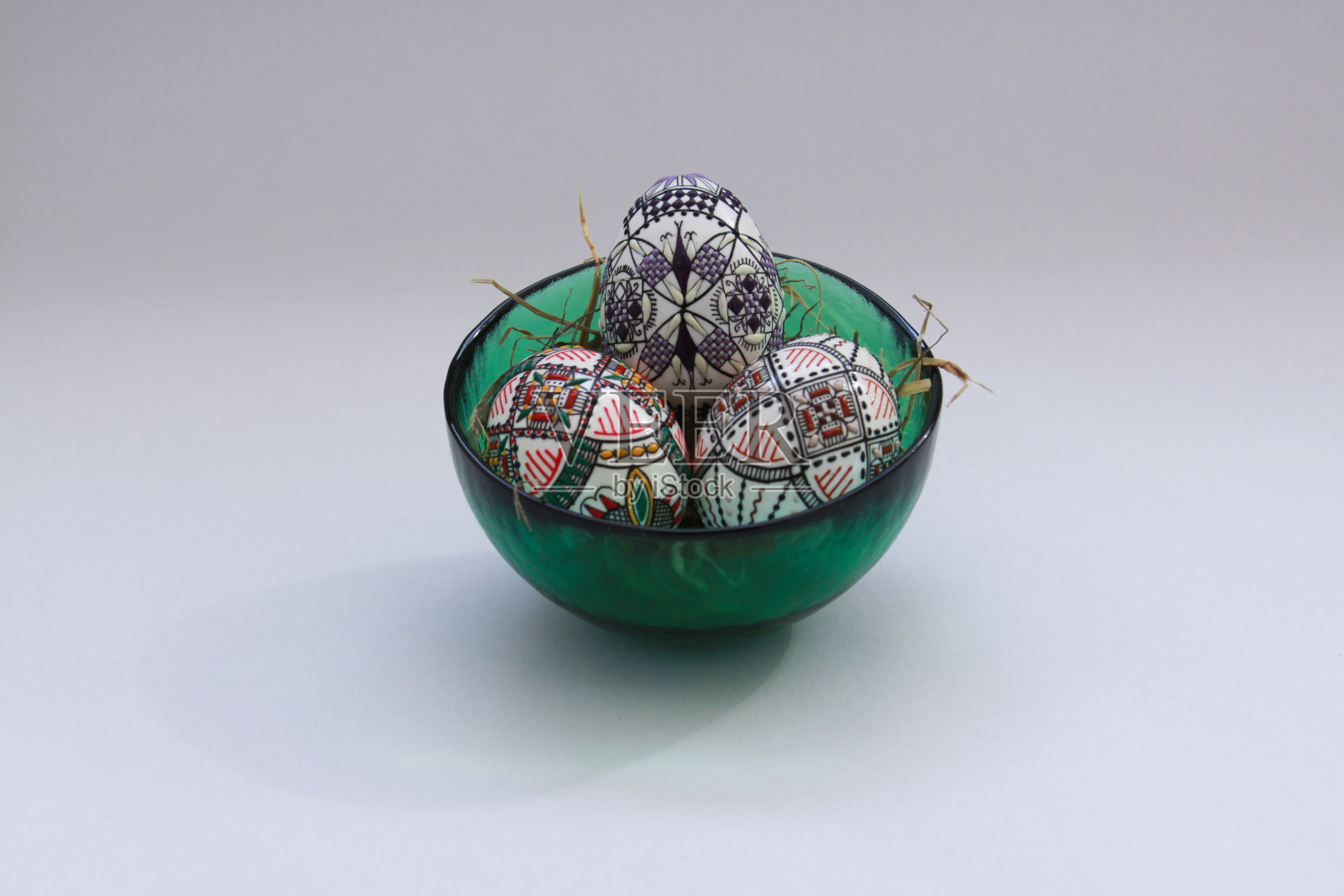 传统手工制作的复活节彩蛋放在玻璃碗里照片摄影图片