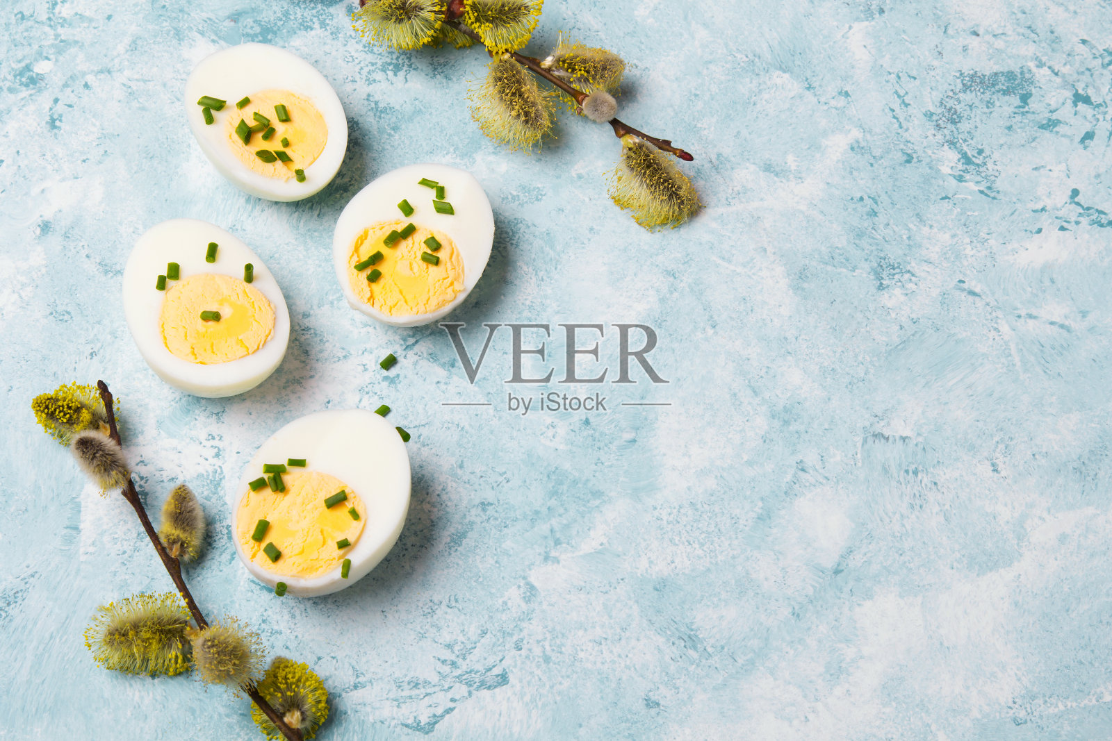 复活节背景用煮熟的鸡蛋和柳絮树枝，复制空间照片摄影图片