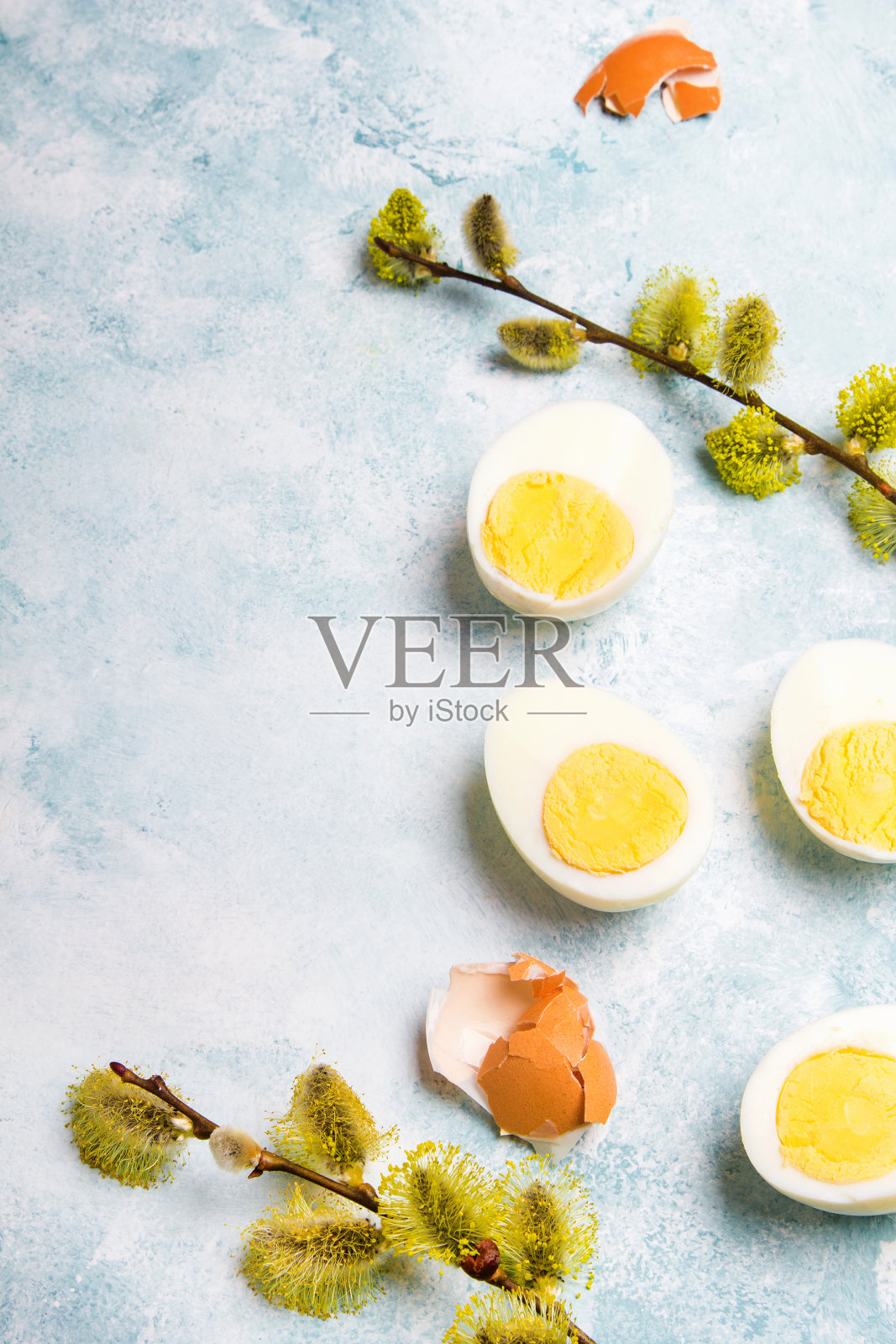复活节背景用煮熟的鸡蛋和柳絮树枝，复制空间照片摄影图片