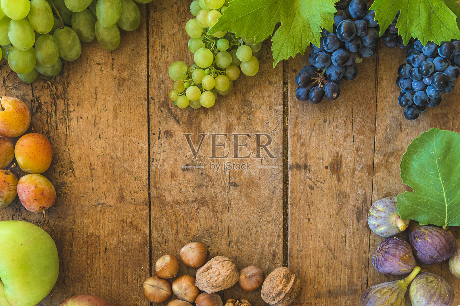 美丽的背景与成熟的水果在旧木板。照片摄影图片