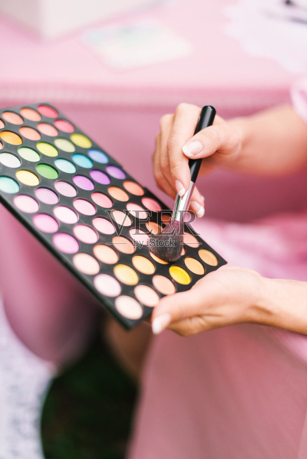 化妆师的手工具。阴影的画笔和调色板。照片摄影图片