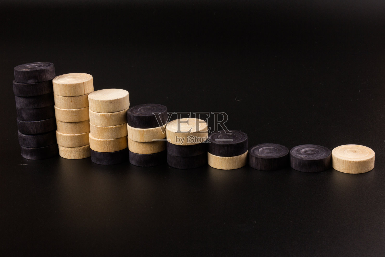 西洋双陆棋。棋盘游戏。黑板上的白色方块和薯条。骰子在双陆棋棋盘游戏。有选择性的重点。玩休闲游戏照片摄影图片