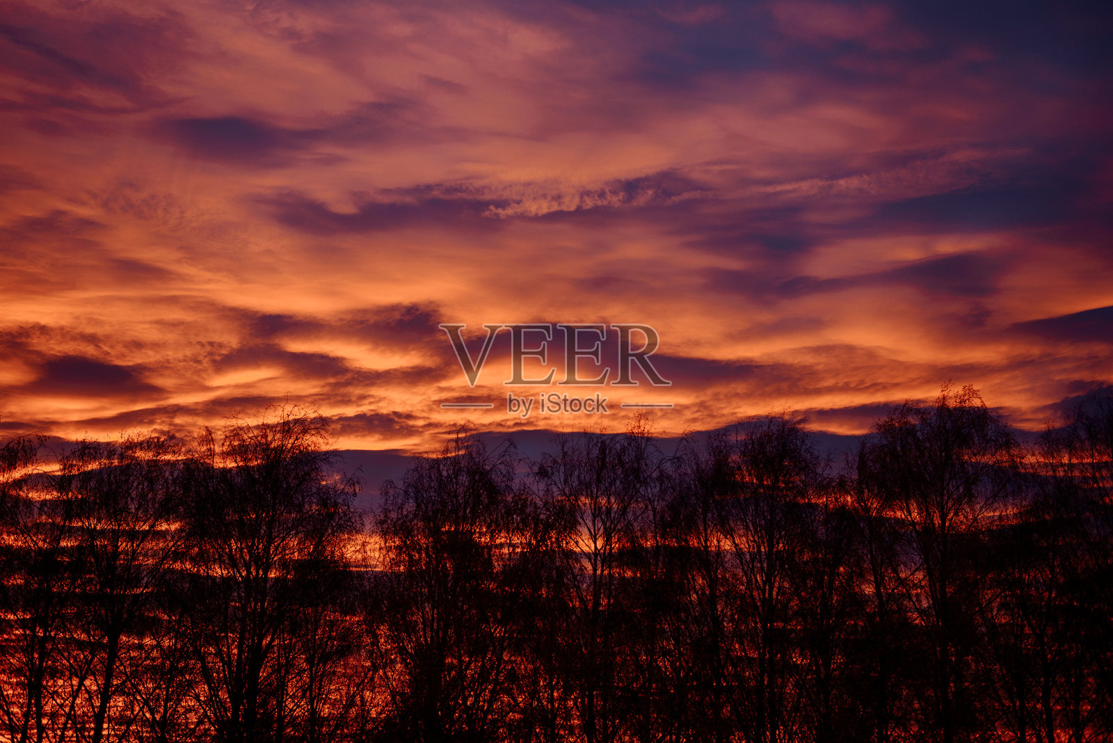 傍晚日落时美丽的天空。美丽的日落和美丽的云彩。照片摄影图片